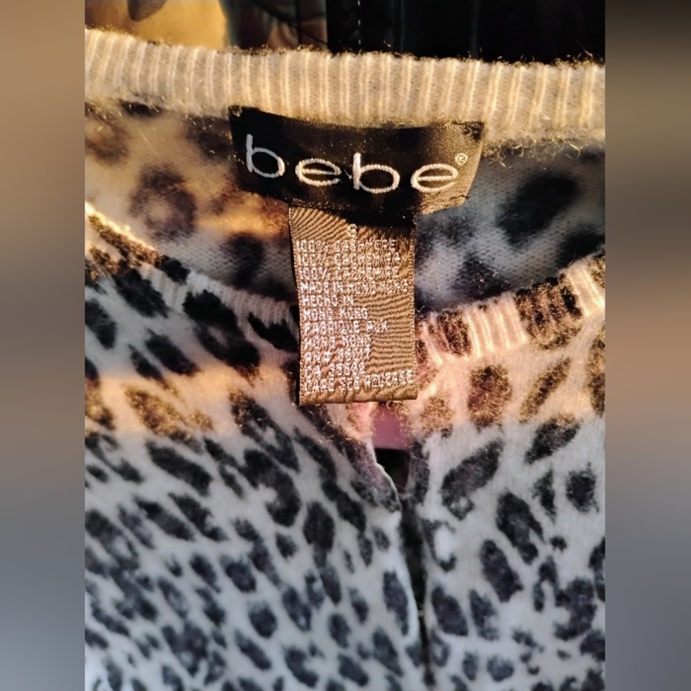 💥SOLD💥Vintage BEBE 100% Cashmere Leopard Print Cardigan w/Hook Closures SIZE S - Picture 5 of 9